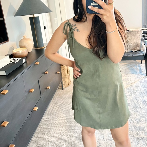 Dress - Picture 3 of 4